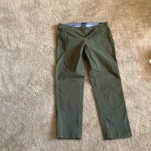Ladies size 10 straight leg army green chino pant. Tommy Hilfiger